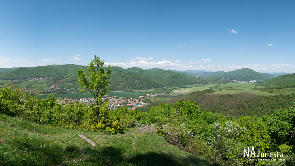Výhľad z vrchu Hrádok v Štiavnických vrchoch nad Tekovskou Breznicou